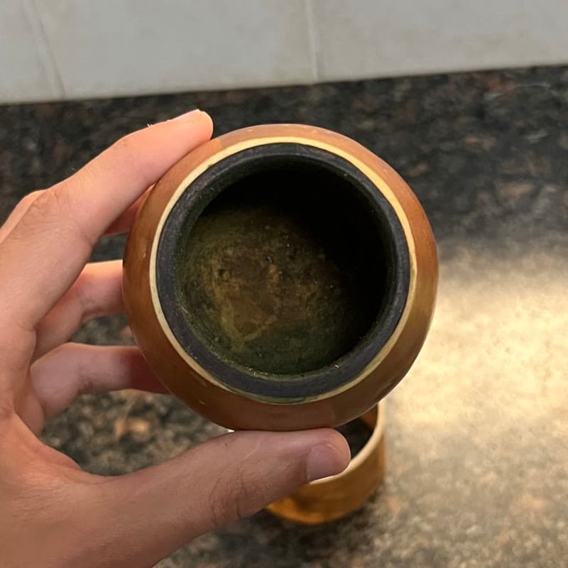 El mate curado: adentro queda oscuro, verde de la yerba