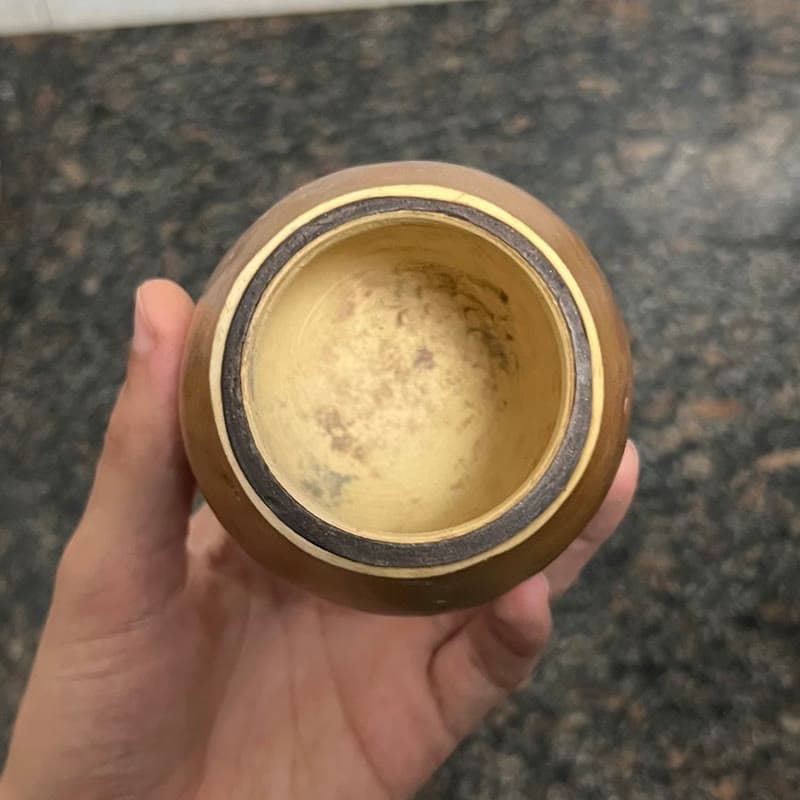 El mismo mate sin curar: adentro está claro